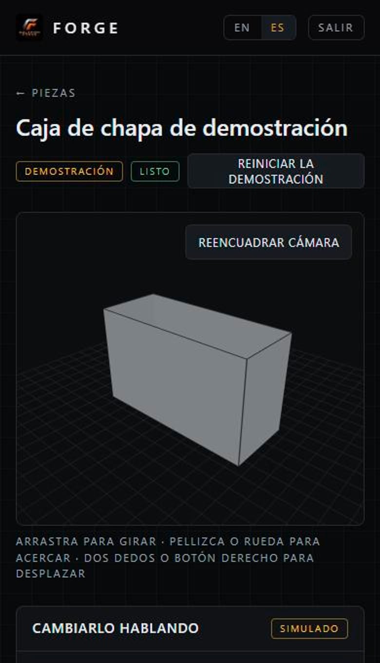 Pantalla de SOLARION FORGE: una caja de chapa en 3D con sus parámetros en milímetros y el panel de fabricación
